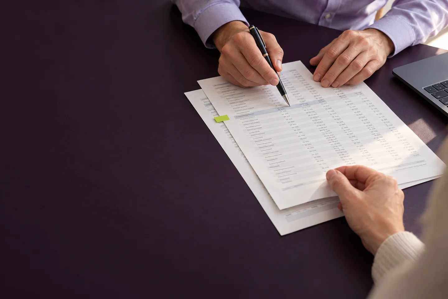 Kateřina vysvětluje účetní podklady při osobní konzultaci